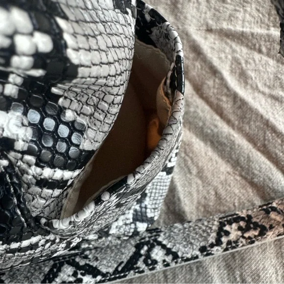 Lilly Jade Medium Brittany Convertible Purse to Backpack Snakeskin Black & White - Picture 7 of 9